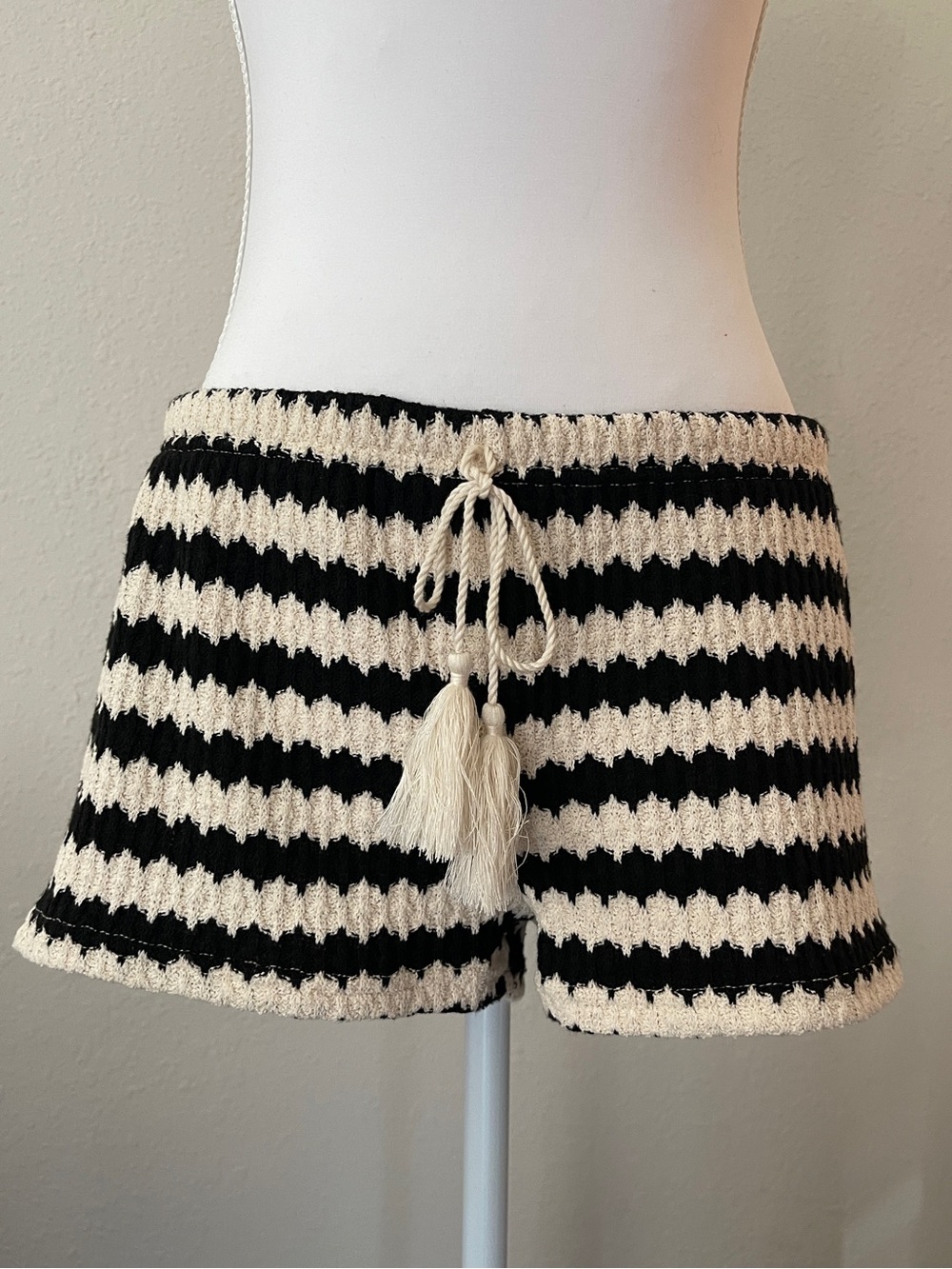 Shosho Black and Cream Striped Knit Shorts Size XL